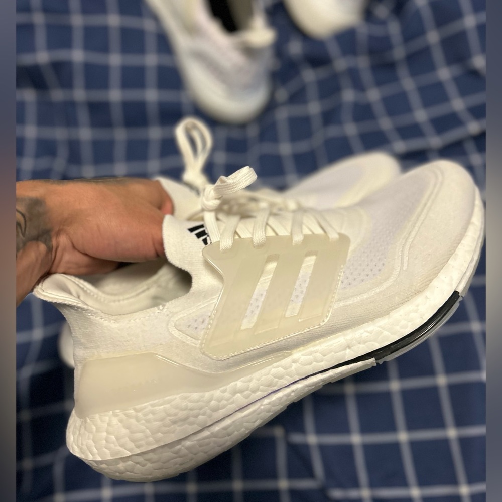 White ultraboosts